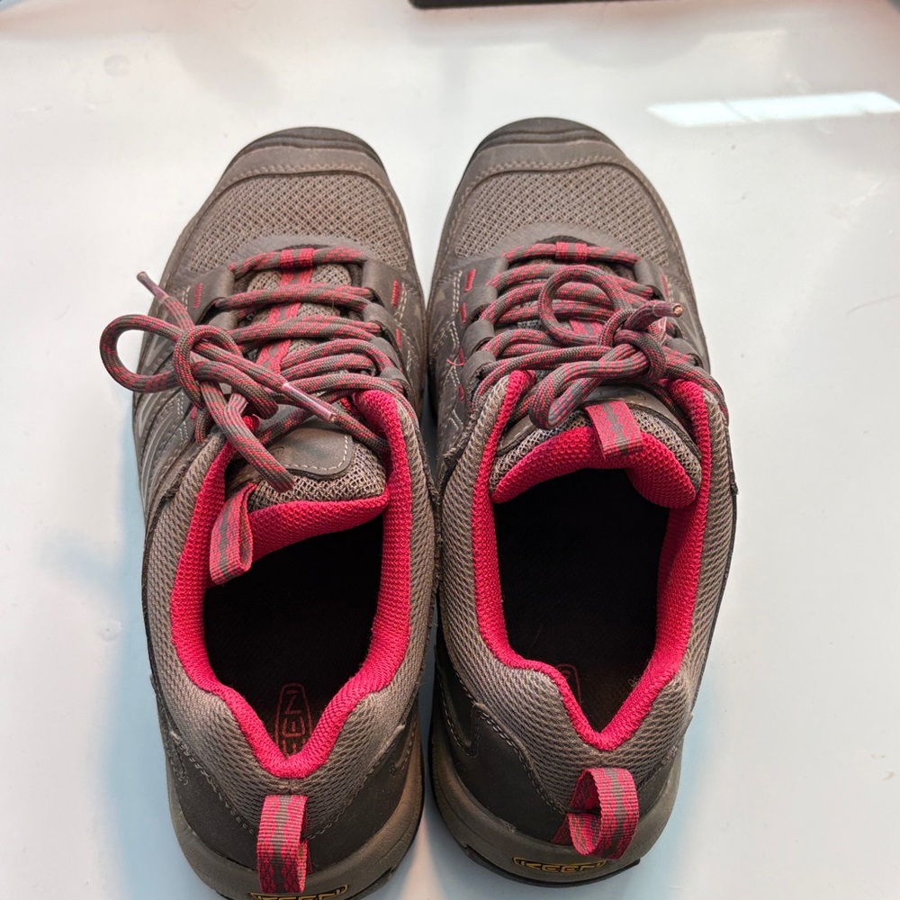 EUC women’s size 9.5 Keen oak ridge low waterproof hiking shoes